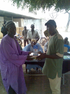 M. Demba Sy übergibt das Material an den Schuldirektor M. Mohamet Lamine Ndiaye